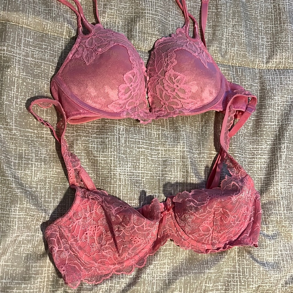 2 Victoria Secret bras  💖 barely worn